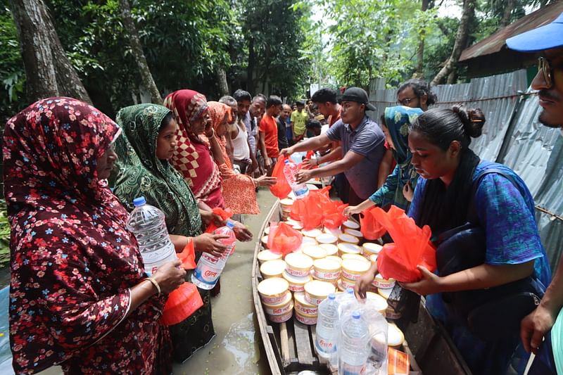 ৩০০ বানভাসি মানুষের মধ্যে রান্না করা খাবার ও পানিবাহিত রোগের ওষুধ বিতরণ করা হয়। আজ শনিবার সকালে কুমিল্লার লাকসাম উপজেলার রামারবাগ গ্রামে